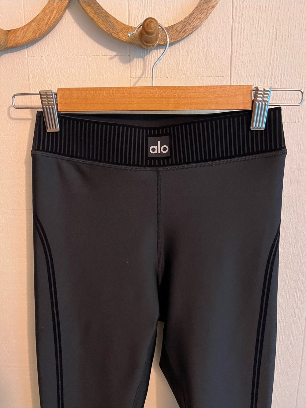 ALO Yoga Airlift High-Waist 7/8 Line Up Leggings in Black - Picture 9 of 11